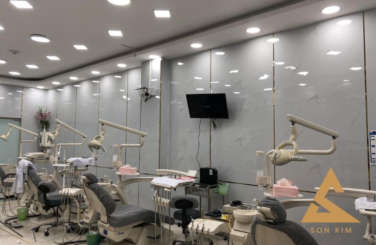 Thi công tấm nhựa giả vân đá siêu sang cho tiệm salon